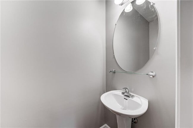 Building Photo - 4768 Sylvan St