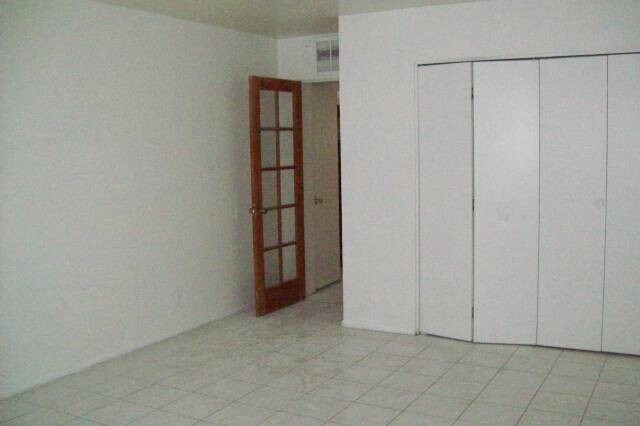 Building Photo - 1018 W 12th Pl