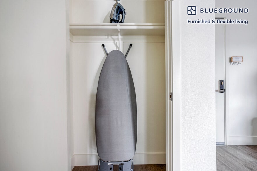 Building Photo - 760 S Serrano Ave