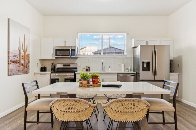 Building Photo - 2929 N 55th Pl