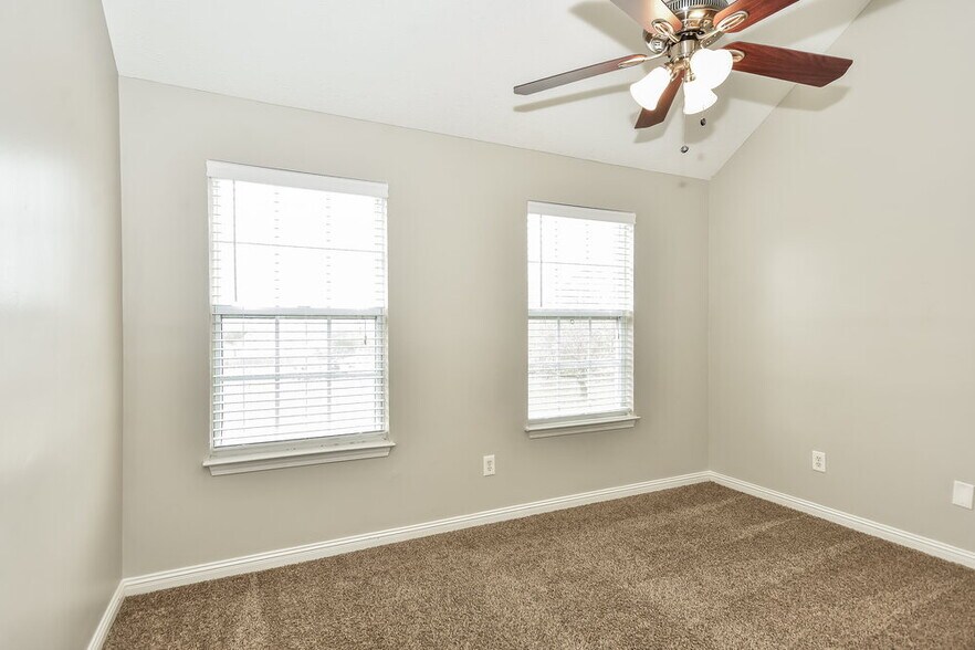 Building Photo - 601 Mable Dr