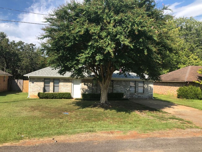 Building Photo - 3 Bedroom in Hallsville ISD