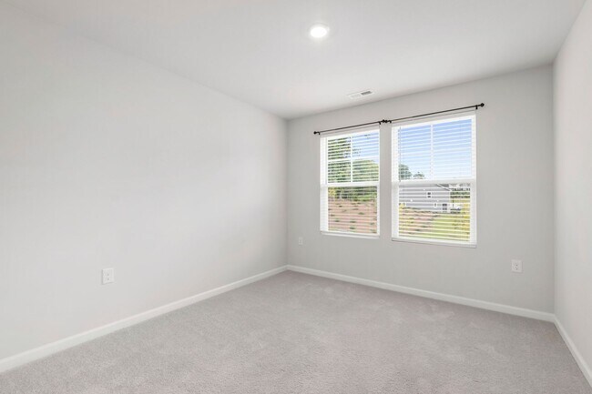 Building Photo - Bright & Beautiful! Modern 3-Bedroom Townh...