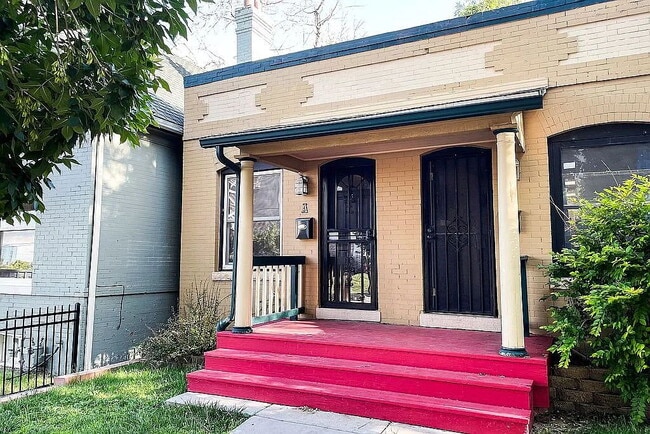 Primary Photo - Chic Urban Living: Cozy 1-Bedroom Townhous...