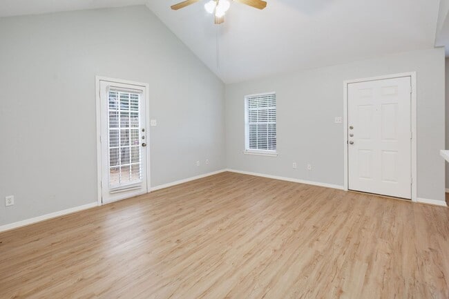 Building Photo - NOVEMBER Move in! 2/2 Duplex with fenced i...