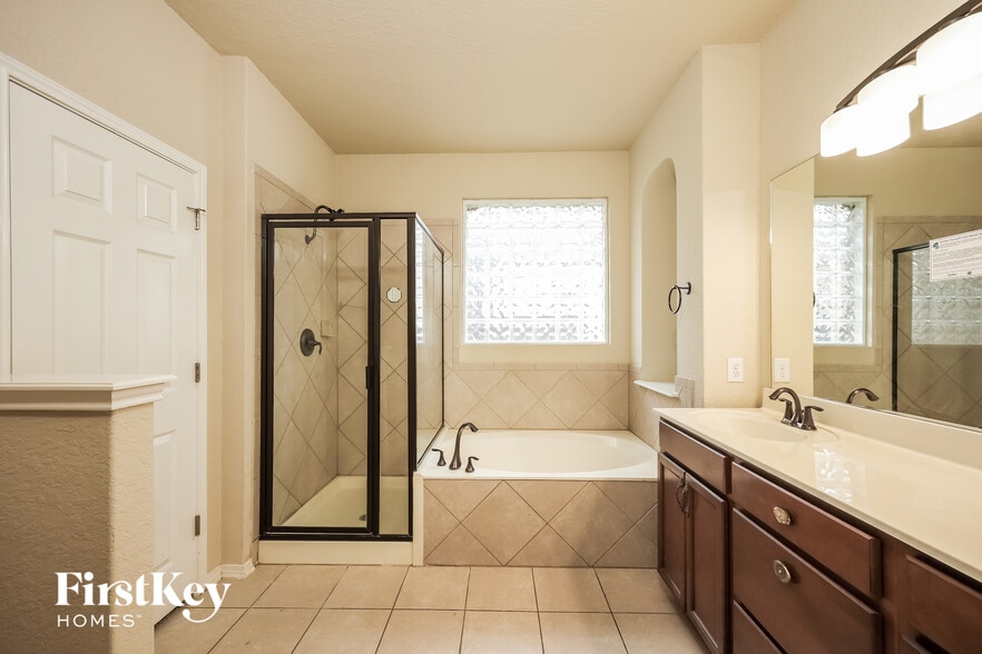 Building Photo - 10834 Mustang Oak Dr