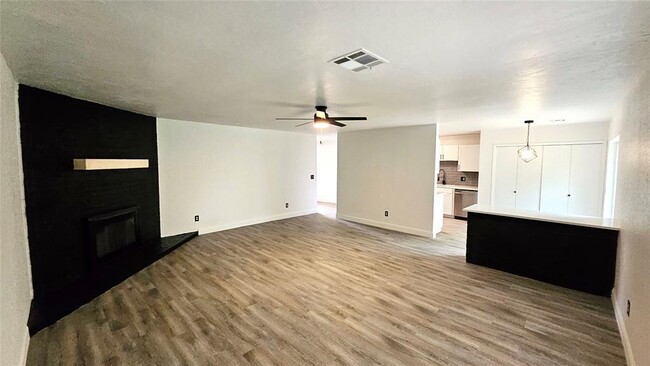 Building Photo - 1802 Vanessa Dr