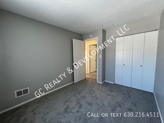 Building Photo - *** 2 BDRM  / SS APPL / RECENTLY UPDATED /...