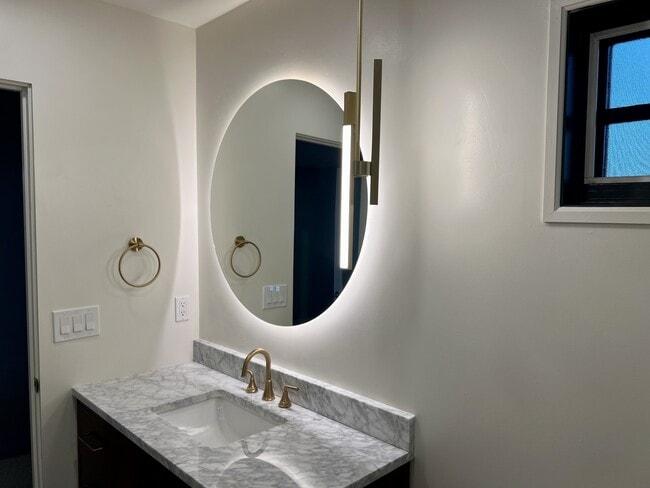 Building Photo - 753 Oak St