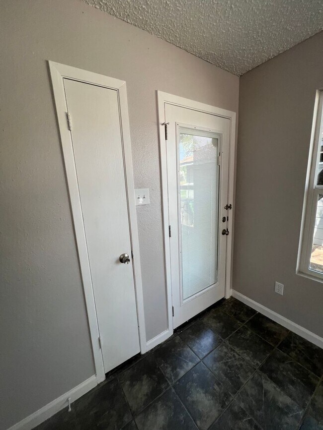 Building Photo - Clean Gem at 1108 Libery Ave