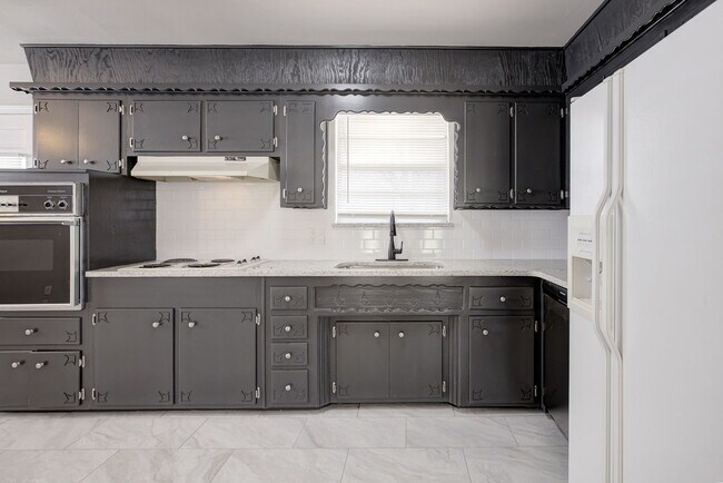 Building Photo - 1520 Brookdale Dr