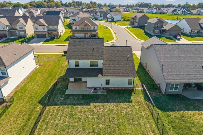 Building Photo - Luxury Meets Comfort: 5-Bed Beauty with Ch...