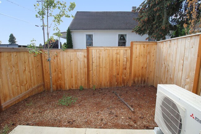 Building Photo - 5725 S Kelly Ave