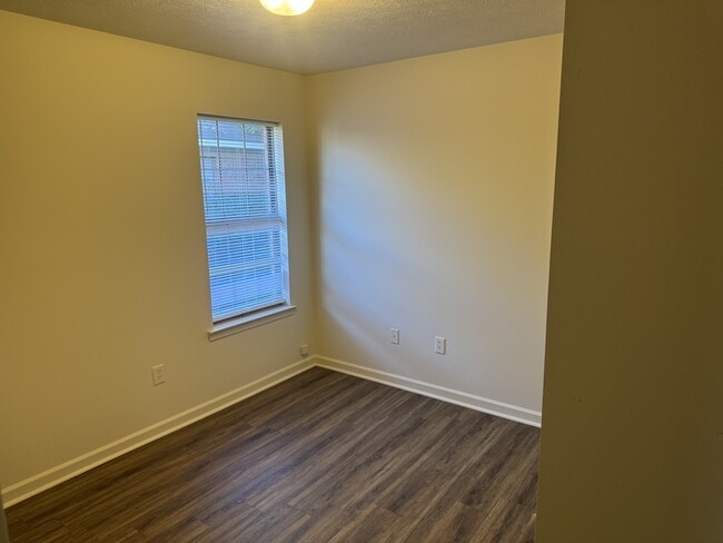 Building Photo - 3955 Ledbetter Dr