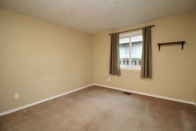 Building Photo - Updated 3 Bed/2 Bath Milwaukie Ranch Home Set On A Gorgeous Lot