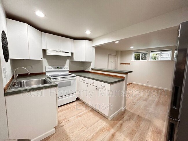 Building Photo - 3854 30th Ave W