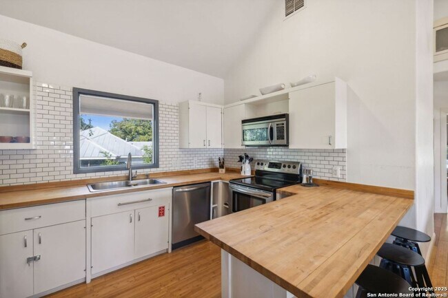 Building Photo - HISTORIC CHARM IN KING WILLIAM