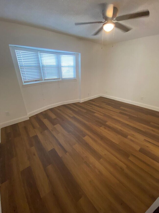 Building Photo - Large One Bedroom One Bath First level Condo