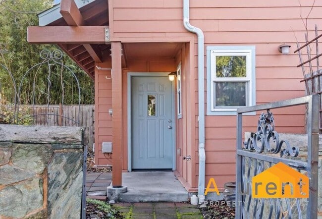 Building Photo - $500 off First Months Rent! Stylish Ashland One Bedroom Townhouse with Private Patio and Radiant ...