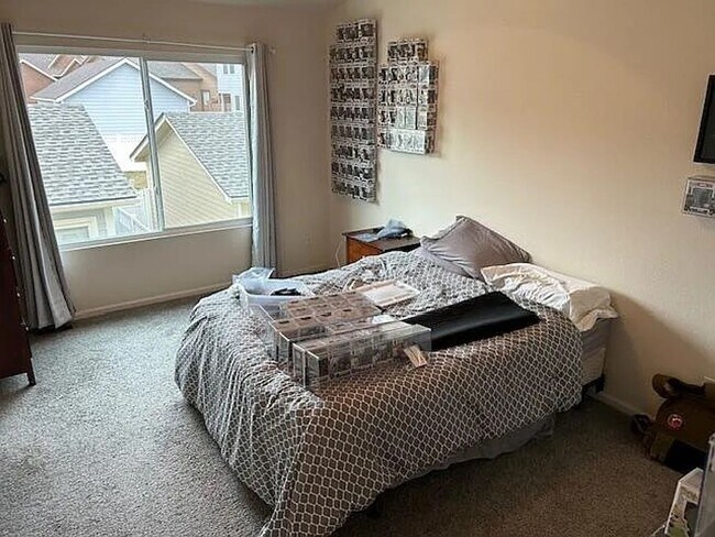 Building Photo - 3 Bed | 2.5 Bath Townhome In School District #2