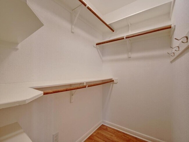 Building Photo - 7685 Northcross Dr