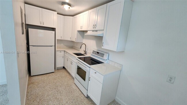 Building Photo - 4555 SW 32nd Ave