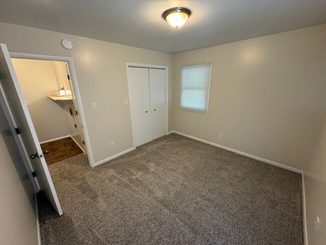 Building Photo - 2 Bed Single Level Apartment