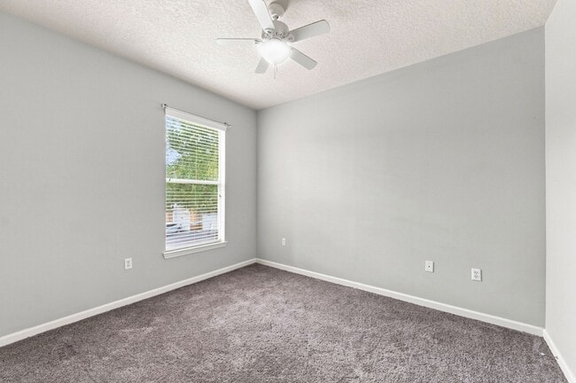 Building Photo - Absolutely Stunning 3 BR/2 BA/2 Car Garage Condo in gorgeous Gated New Tampa resort style community.