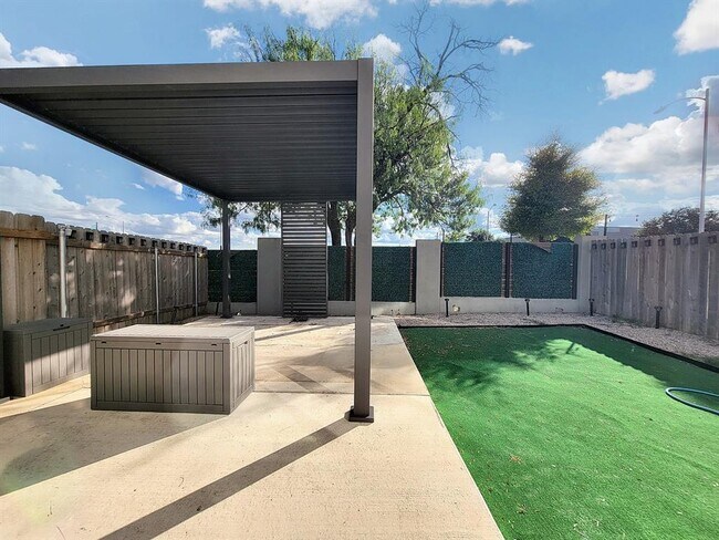 Building Photo - 1301 Showbox St