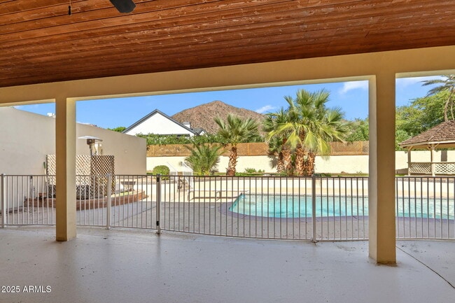 Building Photo - 5310 E Camelback Rd