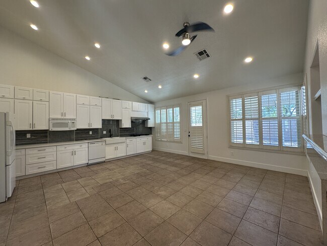 Building Photo - 8317 San Ramon Dr