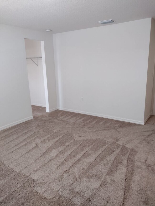 Building Photo - Beautiful 4 bedroom 2.5 Bathroom House For...