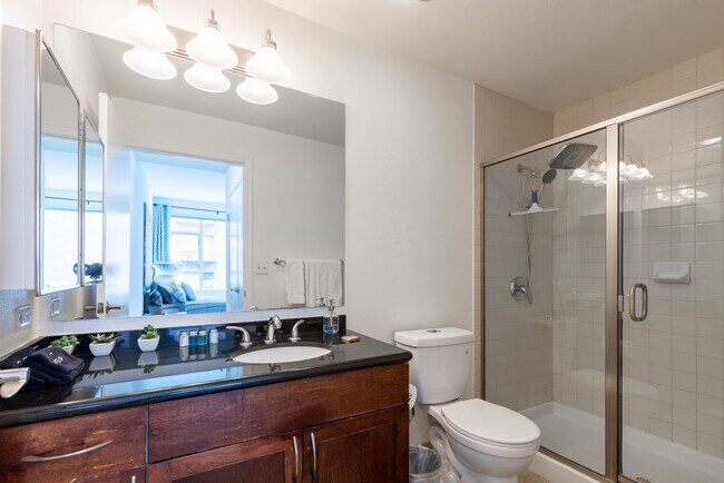 Building Photo - Modern 2 Bed/ 2 Bath Condo in the Heart of...
