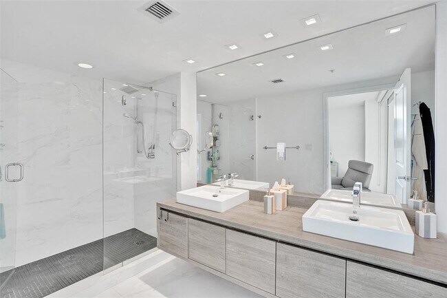 Building Photo - 400 Sunny Isles Blvd