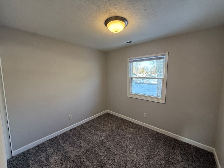 Building Photo - 6915 Salge Dr