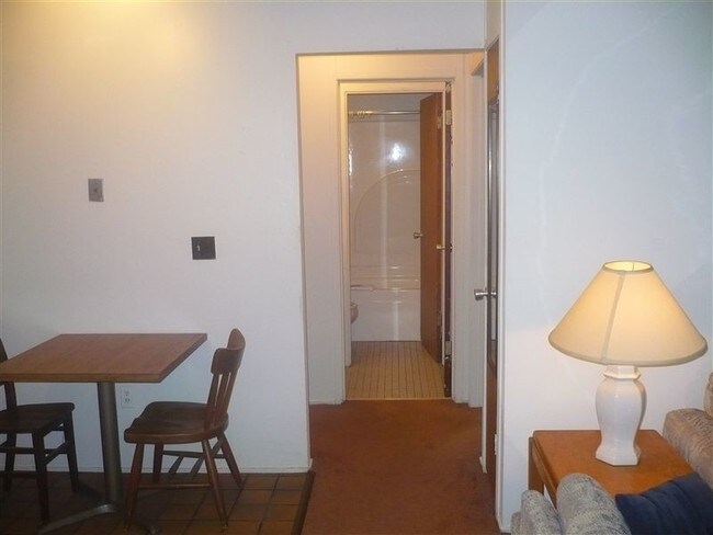 Building Photo - 2 br, 1 bath Apartment - 1317 Wilmot St #1