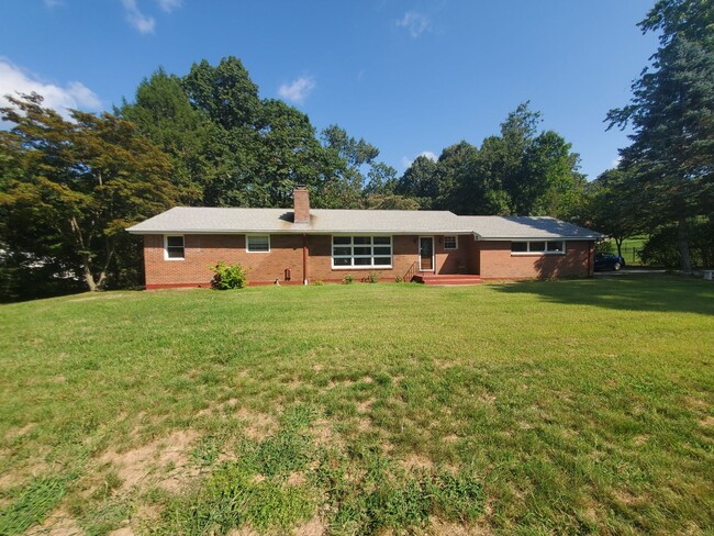 Building Photo - 3 Bedroom Single Level Ranch