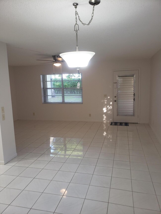 Building Photo - 688 Burgundy L