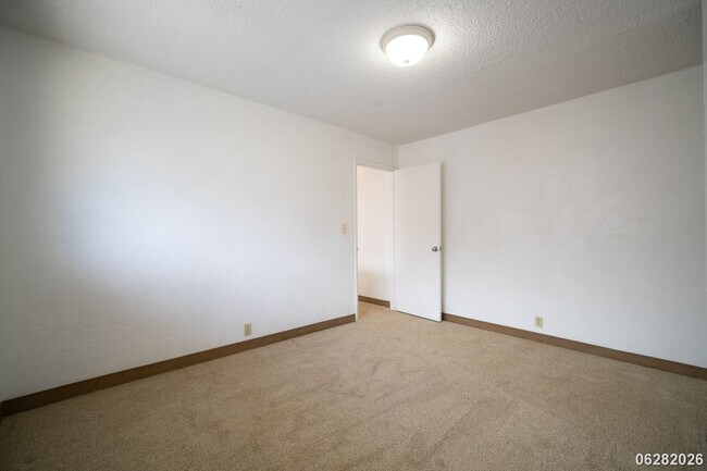 Building Photo - Rarely Available 3-bed/2.5-bath/2-parking Townhouse in Aiea