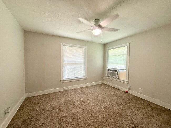 Building Photo - Adorable 2/1 Cottage near Downtown Lake Ja...