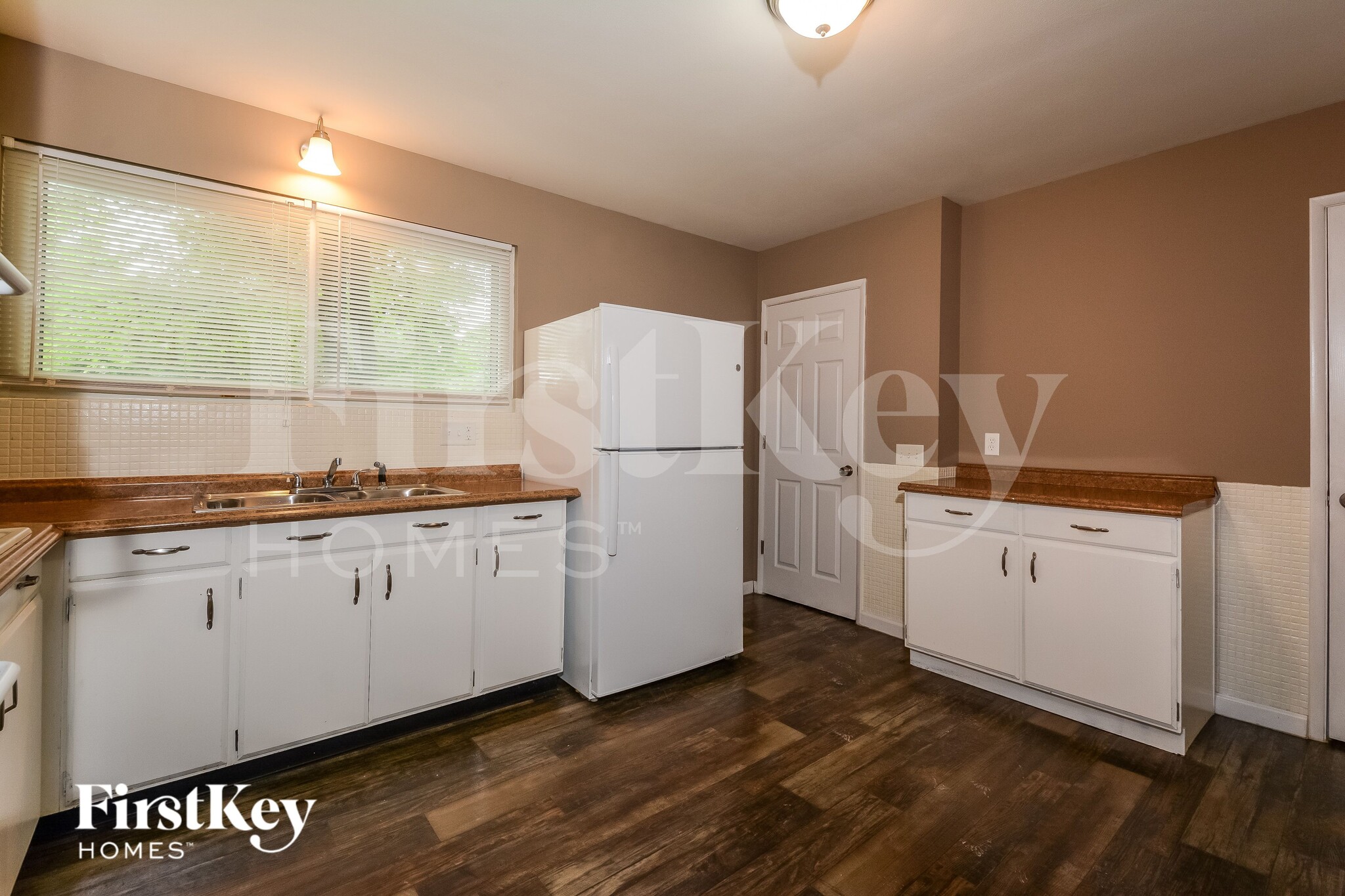 Building Photo - 400 Humes Ln