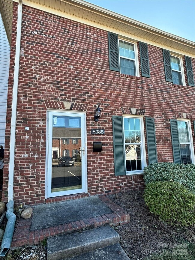 Building Photo - 8085 Regent Park Ln