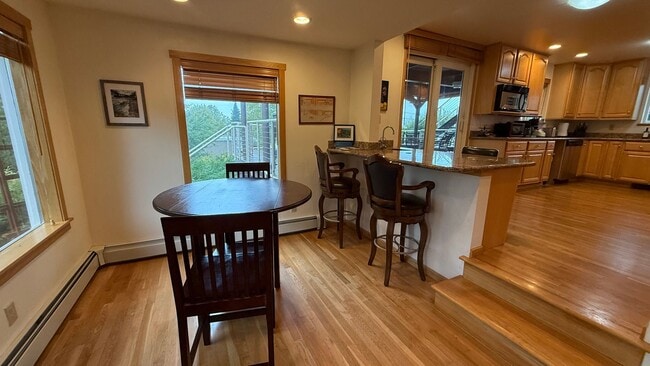 Building Photo - 3 Bed, 2.5 Bath - Beautifully Updated Down...