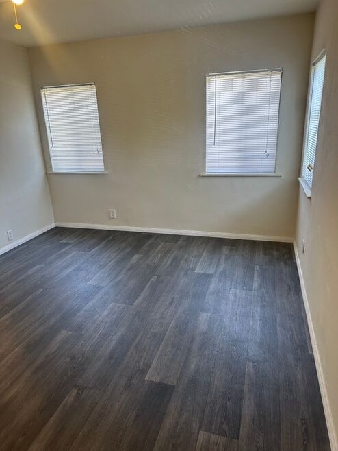 Building Photo - 932 W 71st St