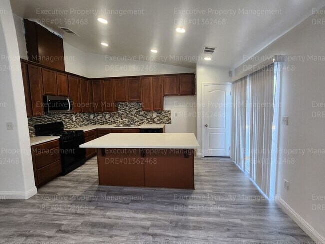 Building Photo - 4 bedroom/ 2 bathroom located in the South...