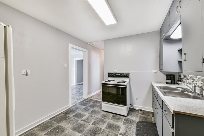 Building Photo - 1021 Maple St