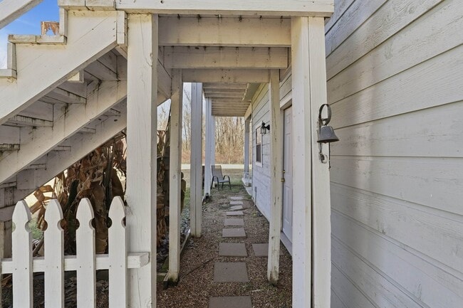 Building Photo - 360 S Lakeside Dr