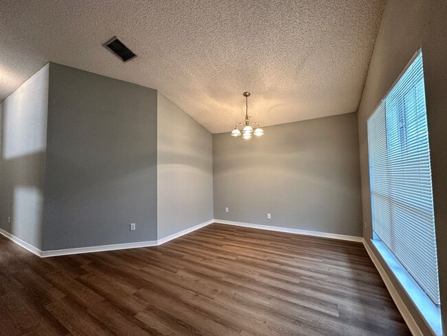 Building Photo - Beautiful 3 bedroom, two bath home off CR 220