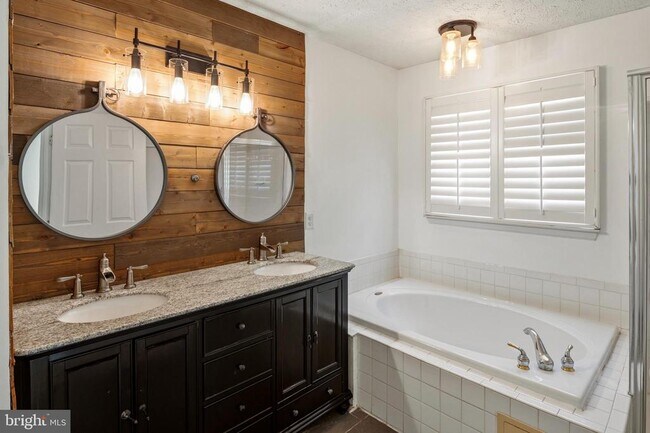Building Photo - 9805 Redwing Dr