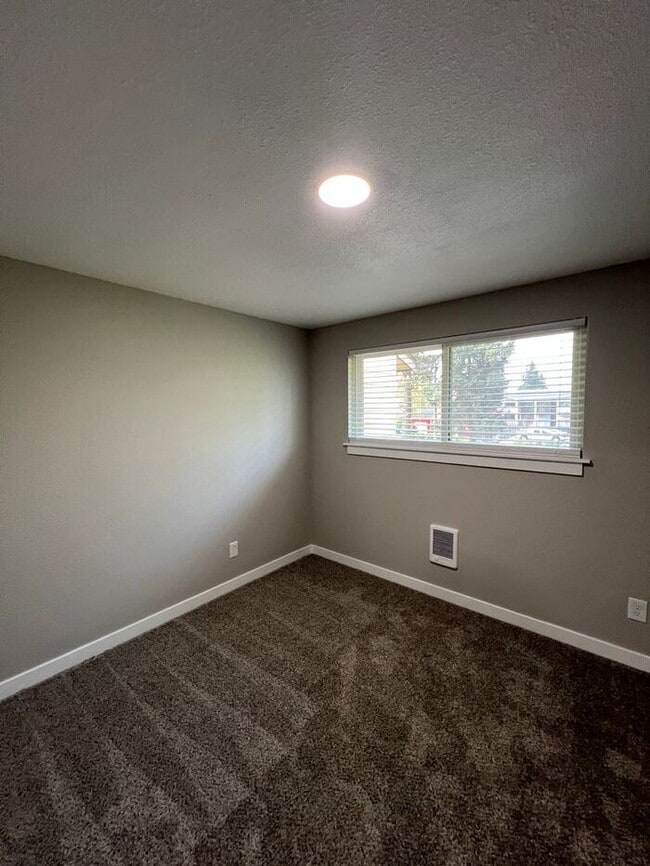 Building Photo - Updated 2BD/1BA Townhome- Move-In Ready Just in Time for Summer!